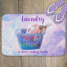 Farbenfrohe geflochtene Wäsche über Gefahren in bl Badematte