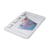 Farbenfrohe geflochtene Wäsche über Gefahren in bl Badematte (Schrägansicht)