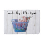 Farbenfrohe geflochtene Wäsche über Gefahren in bl Badematte (Vorderseite)