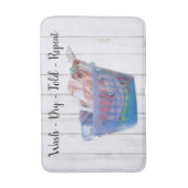 Farbenfrohe geflochtene Wäsche über Gefahren in bl Badematte (Vorderseite Vertikal)