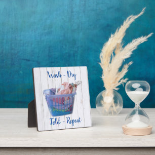 Farbenfrohe geflochtene Wäsche über Gefahren in bl Fotoplatte