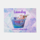 Farbenfrohe geflochtene Wäsche über Gefahren in bl Fußmatte (Vorderseite)