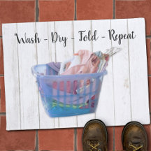 Farbenfrohe geflochtene Wäsche über Gefahren in bl