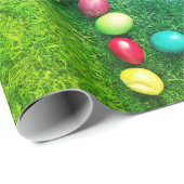 Farbenfrohe, gemalte Eier im Gras, Ostereier im so Geschenkpapier (Rolleneckpunkt)