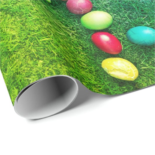 Farbenfrohe, gemalte Eier im Gras, Ostereier im so Geschenkpapier (Rolleneckpunkt)
