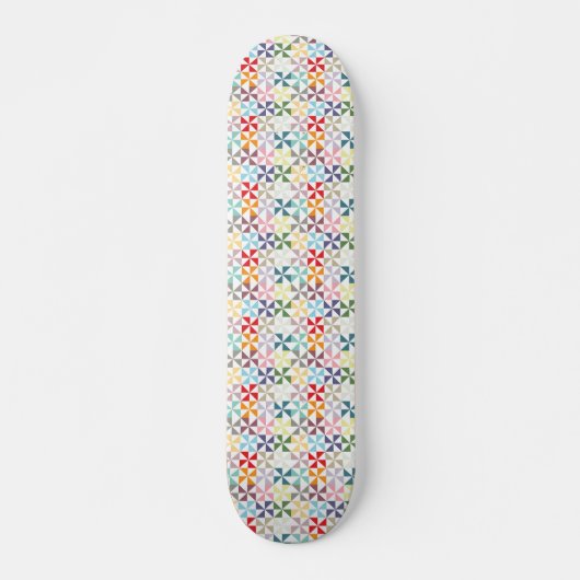 Farbenfrohe geometrische Pinwheel Skateboard (Vorne)