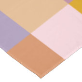 Farbenfrohe geometrische Tafel mit Lila Erde Tischdecke (Schrägansicht)