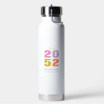 Farbenfrohe Geschenke für Ihren Abschluss Trinkflasche<br><div class="desc">Feiern Sie mit dieser Wasserflasche das besondere Ereignis Ihres Lieben. Dieses Design bietet eine stilvolle Typografie " Class of 20YY(your Abschluss year)" mit benutzerdefiniertem Text. Perfektes personalisiertes Geschenk für den Abschluss Tag! Weitere Designs gibt es in meinem Shop BaraBomDesign.</div>
