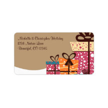 Farbenfrohe Geschenke im Schnee Winteradresse