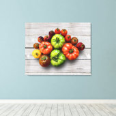 Farbenfrohe gestreifte Tomaten auf Wettertisch Leinwanddruck (Insitu (Holzboden))