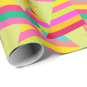 Farbenfrohe gestreifte Weihnachtsbäume auf hellgrü Geschenkpapier (Rolleneckpunkt)