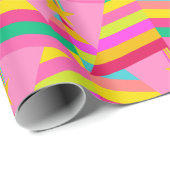 Farbenfrohe gestreifte Weihnachtsbaumen auf Rosa Geschenkpapier (Rolleneckpunkt)