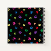 Farbenfrohe gestrichene Paw-Prints auf schwarz Notizblock (Rückseite)