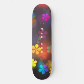 Farbenfrohe Girl Floral Personalisierter Name Skateboard (Vorderseite)