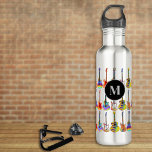 Farbenfrohe Gitarrenmuster-Monogramm Edelstahlflasche<br><div class="desc">Ein Ideengeschenk für Musiklehrer, Gitarristen, Musiker und Musikstudenten. Funky E-Gitarren, akustische Gitarren und semiakustische Gitarren-Muster auf personalisierter Monogramm-Wasserflasche in lebhaften Pop-Kunstfarben. Einfache Anpassung mit der Monogramm-Initial- und Namensvorlage. Dieses bunte Gitarrendesign feiert die Energie und Vielfalt dieses wunderbaren Musikinstruments. Das perfekte Geschenk für Gitarristen, Musiker und Musikliebhaber. Psychedelische Original-Kunstwerke der Künstlerin...</div>