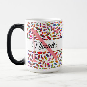 Farbenfrohe Glittery Feathers Monogram personalisi Verwandlungstasse