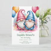 Farbenfrohe glückliche Gnome mit Ballons Einladung (Stehend Vorderseite)