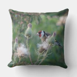 Farbenfrohe Goldfinch auf der Thistle Throw Kissen