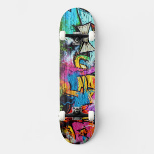 Farbenfrohe Graffiti Street Art Skateboard