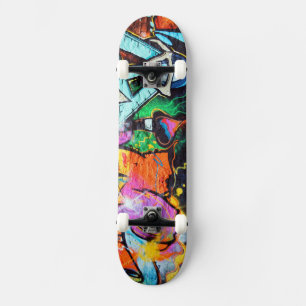 Farbenfrohe Graffiti Street Art Skateboard