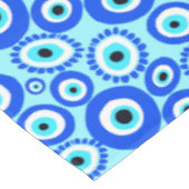 Farbenfrohe griechische Augapattern auf Aqua Blue Tischdecke (Schrägansicht)