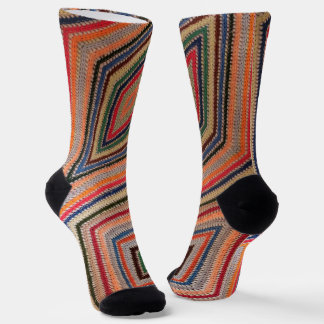 Farbenfrohe Häkelquadrate drucken Socken