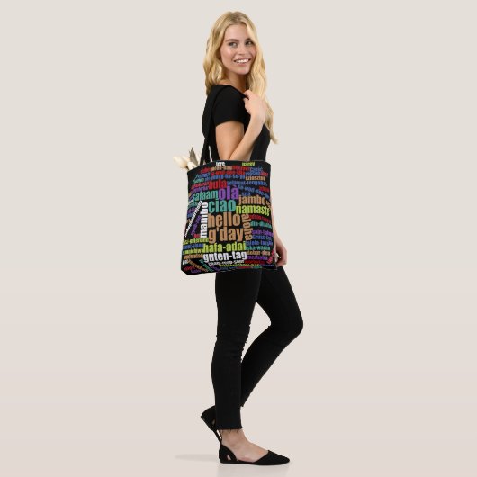 Farbenfrohe Hallo in vielen Sprachen Word Cloud Tasche (Am Model)
