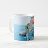 Farbenfrohe Häuser auf einer Klippe in Meeresnähe Kaffeetasse (Vorderseite Links)