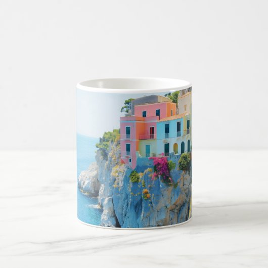 Farbenfrohe Häuser auf einer Klippe in Meeresnähe Kaffeetasse (Mittel)