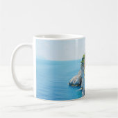 Farbenfrohe Häuser auf einer Klippe in Meeresnähe Kaffeetasse (Links)