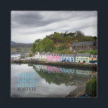 Farbenfrohe Häuser in Portree, Skye Magnet<br><div class="desc">Souvenir Foto Magnet mit den bunten Fischerhafen Häusern von Portree,  mit Reflexion im stillen Wasser des Meeres auf der Insel Skye in Schottland,  Großbritannien mit dem Text "Skye,  Portree".</div>