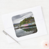 Farbenfrohe Häuser in Portree, Skye Quadratischer Aufkleber (Umschlag)