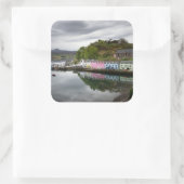 Farbenfrohe Häuser in Portree, Skye Quadratischer Aufkleber (Tasche)