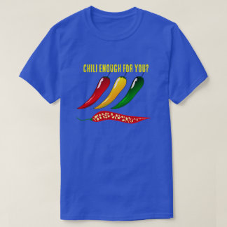Farbenfrohe heiße Paprikaschoten und "Chili genug T-Shirt