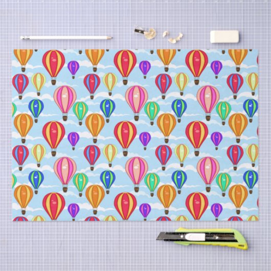 Farbenfrohe Heißluftballons im Himmel Seidenpapier (Handwerk)