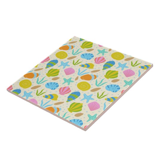 Farbenfrohe, helle Muscheln und die Ostküste der S Fliese (Seite)