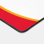 Farbenfrohe, hellrote gelbe Krümmer auf Weiß Schreibtischunterlage (Ecke)