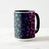 Farbenfrohe, herabfallende Herzen auf schwarz Tasse (VorderseiteRechts)