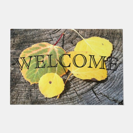 Farbenfrohe Herbstaspielen Blätter Rustikale Custo Fußmatte (Vorderseite)