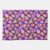 Farbenfrohe Herbstblätter auf violettem Muster Geschirrtuch (Horizontal)