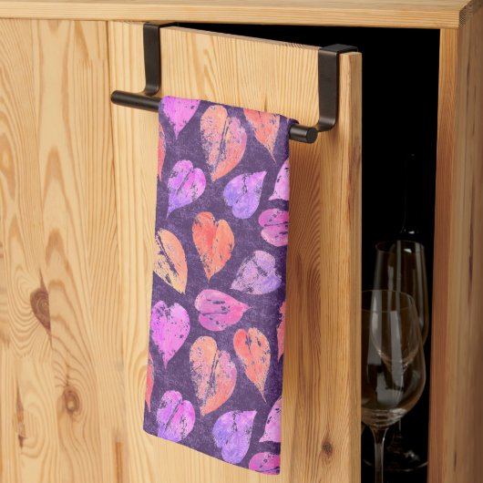 Farbenfrohe Herbstblätter auf violettem Muster Geschirrtuch (Drittel gefaltet)