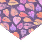 Farbenfrohe Herbstblätter auf violettem Muster Tischdecke (Schrägansicht)
