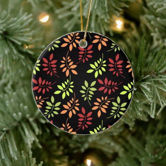 Farbenfrohe Herbstblätter in warmen Tönen Keramik  Ornament (Baum)