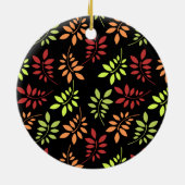 Farbenfrohe Herbstblätter in warmen Tönen Keramik  Ornament (Hinten)