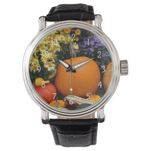 Farbenfrohe Herbstdekoration mit Kürbissen Armbanduhr