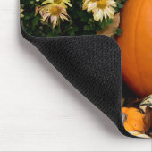 Farbenfrohe Herbstdekoration mit Kürbissen Mousepad (Ecke)