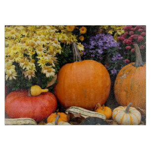 Farbenfrohe Herbstdekoration mit Kürbissen Schneidebrett