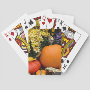 Farbenfrohe Herbstdekoration mit Kürbissen Spielkarten