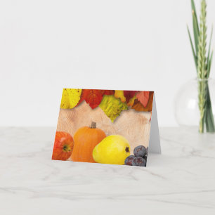 Farbenfrohe Herbstlaub und frisches Obst Karte