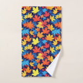 Farbenfrohe Herbstüberreste im dunkelblauen Hinter Badhandtuch Set (Handtuch)